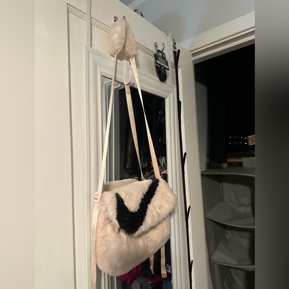 Nike Fur Fuzzy Cream Black Swoosh Multi-Compartment Crossbody Bag Purse - New - Picture 3 of 6